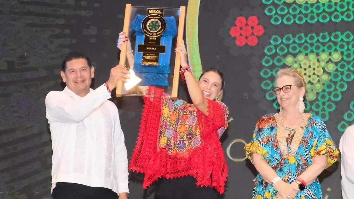 Alejandro Armenta levanta premio a Lo Mejor de Mexico 2026