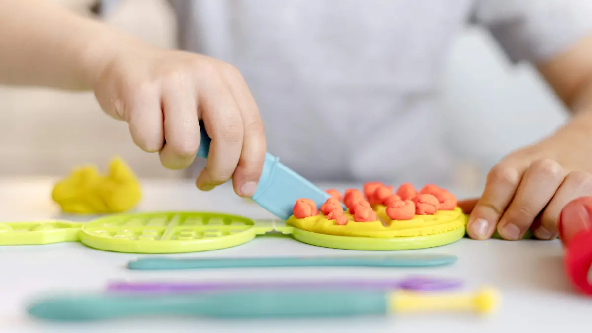 Texturas, sonidos y movimiento el juego sensorial ayuda a niñas y niños a descubrir el mundo, desarrollar su lenguaje y regular sus emociones.