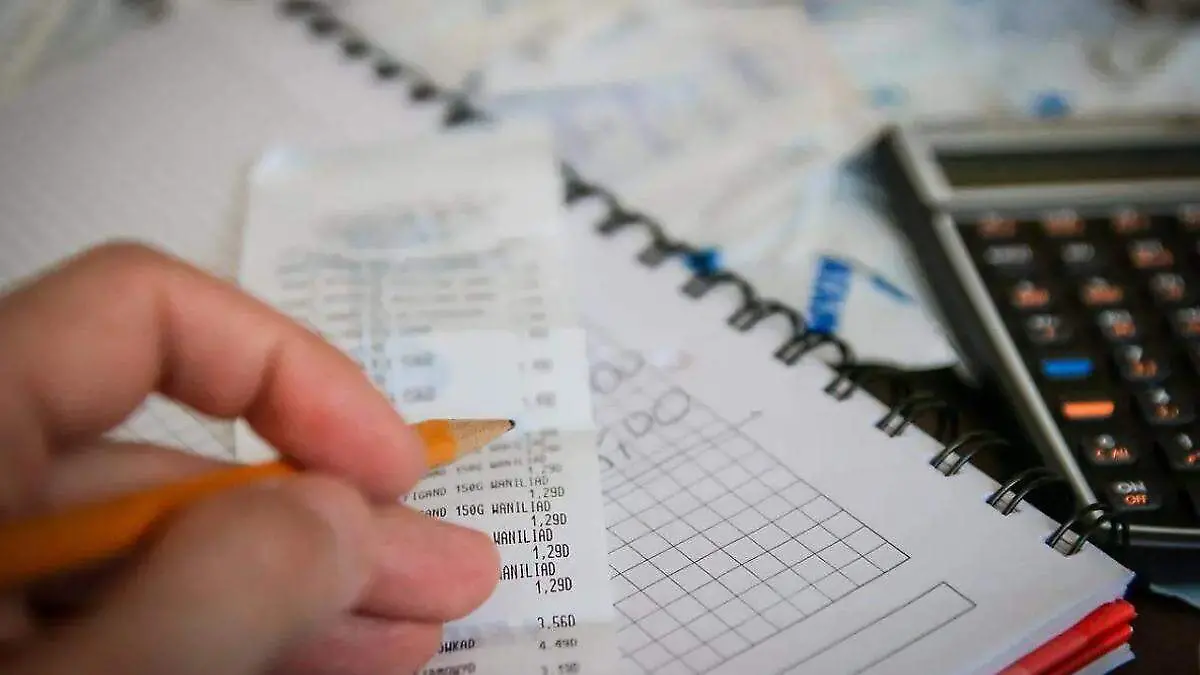emision de facturas, persona haciendo contabilidad