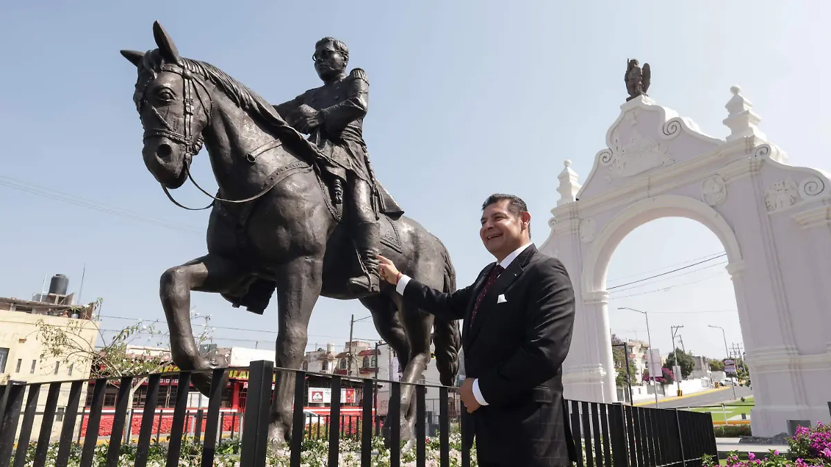 el mandatario presentó el lunes la escultura que es obra de los artistas plásticos Miguel, Pablo y Bernardo Luis López Artasánchez