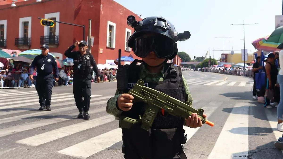 El menor, conocido como el “niño soldado”, acudió por cuarto año consecutivo al desfile