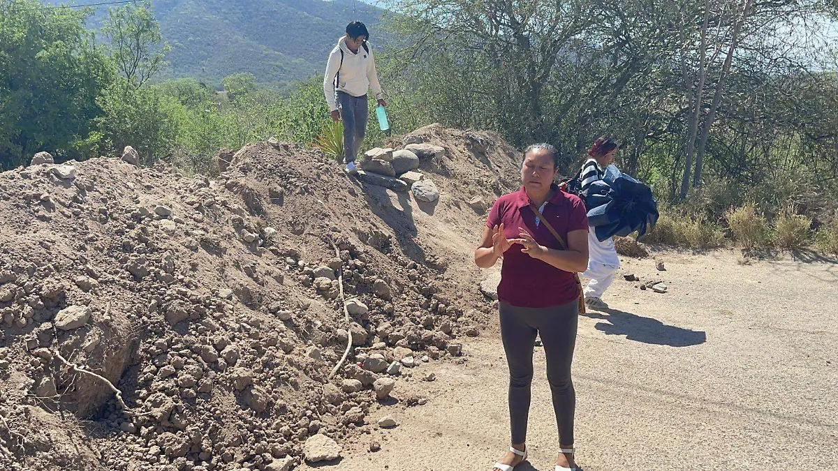 Con muro de tierra impiden paso en comunidad de San Antonio Cañada
