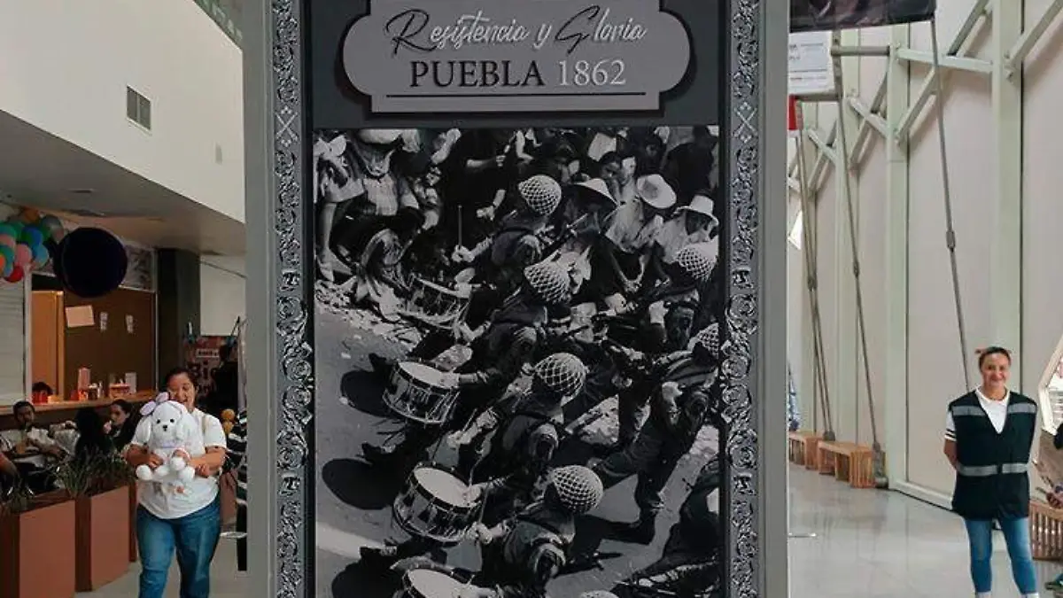 La muestra fotográfica reúne escenas de desfiles cívicos, uniformes y antiguas vialidades de Puebla