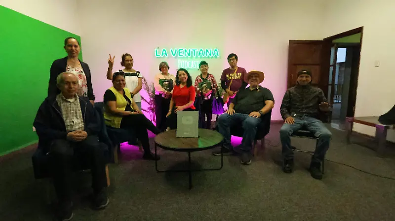 Lectores conocen el set del podcast La Ventana