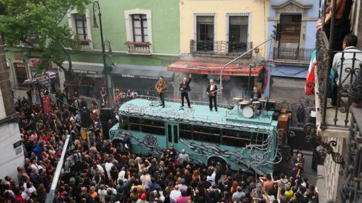 U2 apareció este 12 de mayo en el Centro Histórico de la CDMX para grabar un nuevo videoclip junto a fans convocados por la banda