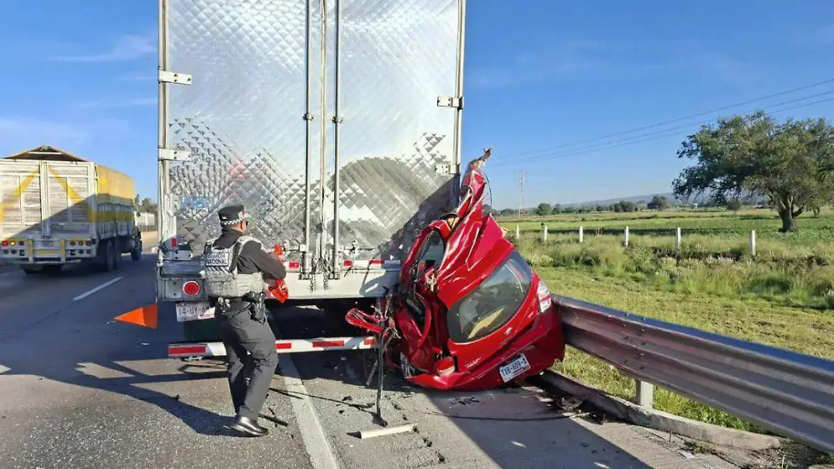 Mueren dos tras impactar su auto contra tracto camión en la autopista Puebla-Acatcingo