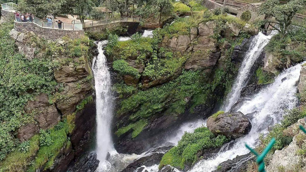 La Cascada de Quetzalapa, entre Chignahuapan y Zacatlán, invita a los visitantes a descender 365 escalones para llegar a su poza