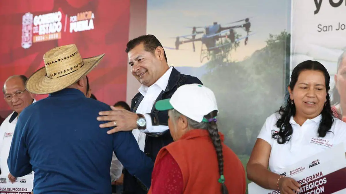 Alejandro Armenta encabezó la entrega de maquinaria agrícola, fertilizante y apoyos sociales en San José Chiapa