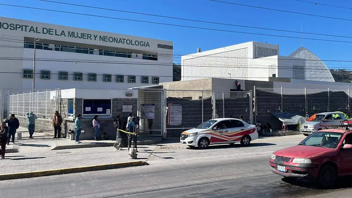 Después de esperar varias horas, el personal les informa que les faltan documentos o datos