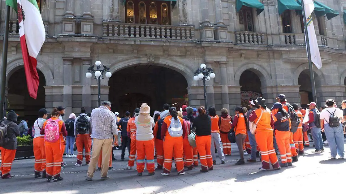 Empleados del OOSL agremiados al Sindicato Ricardo Flores Magón se manifestaron cerrando la avenida Juan de Palafox y Mendoza