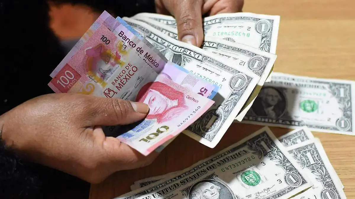 billetes mexicanos y dolares americanos
