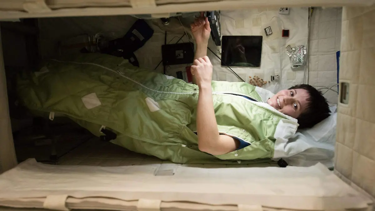 Astronautas duermen sujetos a paredes y con ciclos alterados.