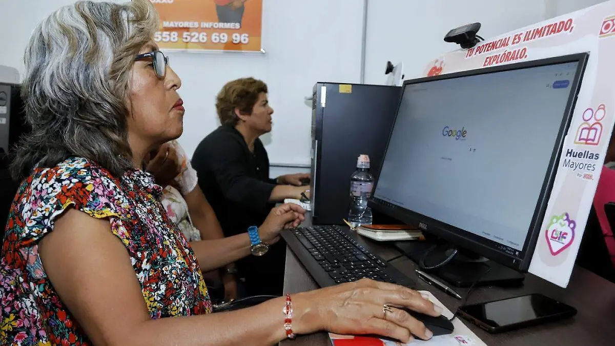 adultos mayores utilizando una computadora