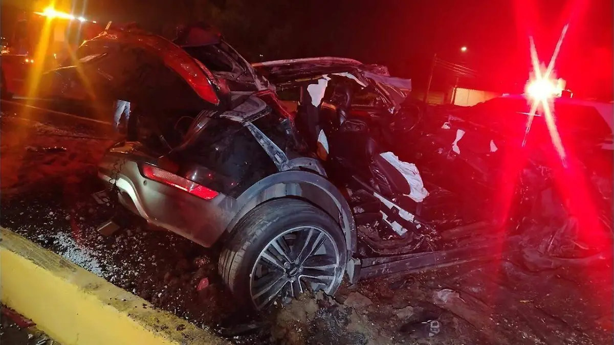 Durante el trayecto el conductor de un tráiler realizó diversas maniobras bruscas hasta impactar la camioneta Lincoln