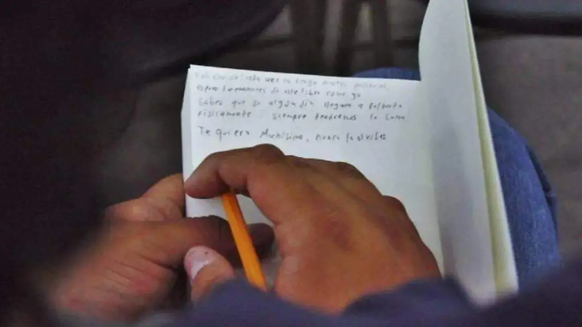 persona escribiendo en libreta