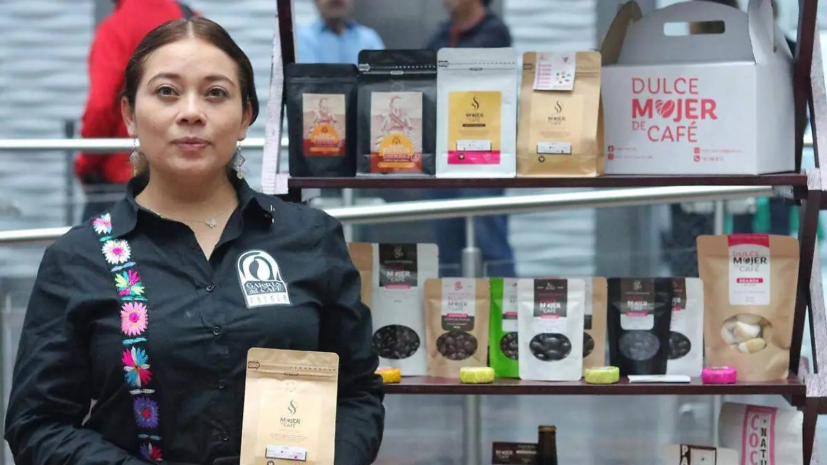 mujer productora de cafe