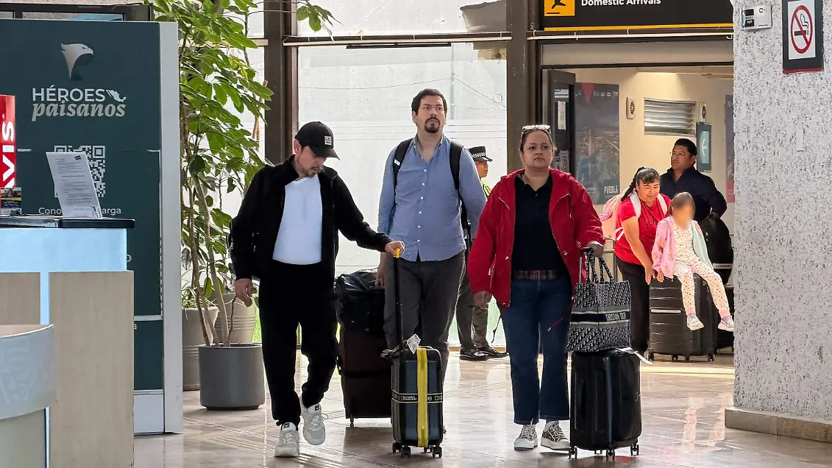 llegan pasajeros en nuevos vuelos en Huejotzingo