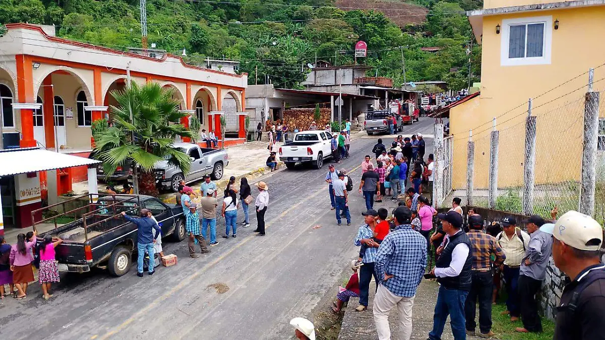 Hasta cerca del mediodía de este martes, habitantes comenzaron a llegar a pie por veredas para participar en la reunión