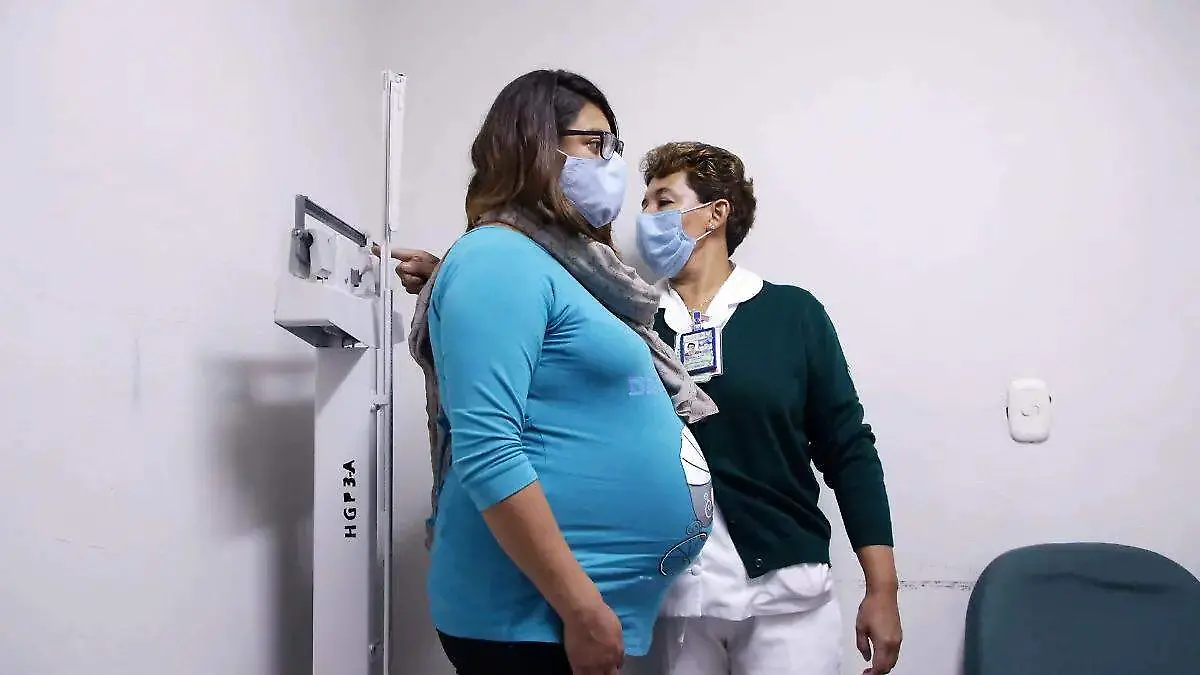 Expertos señalan que la salud de las mujeres no es homogénea y continúa marcada por barreras estructurales