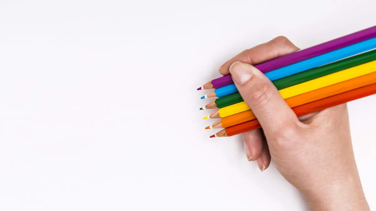Una caja de colores puede representar un momento de distracción y creatividad para niñas y niños que enfrentan una hospitalización