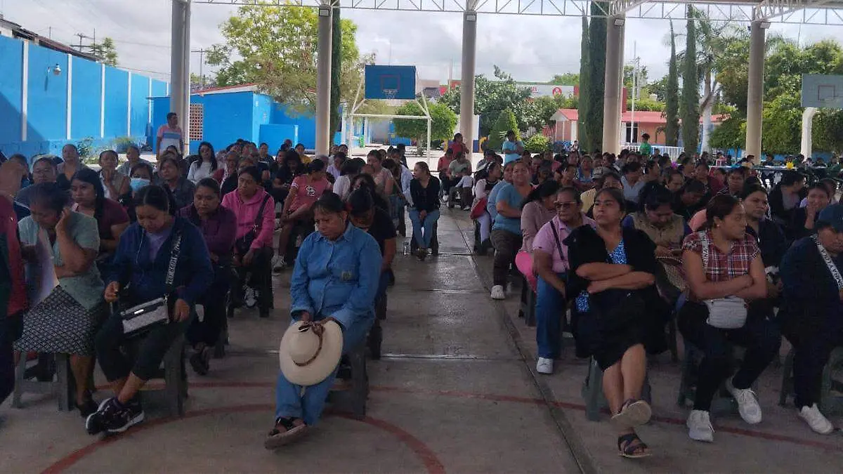 una escuela, ocho meses sin maestro en Chilac 