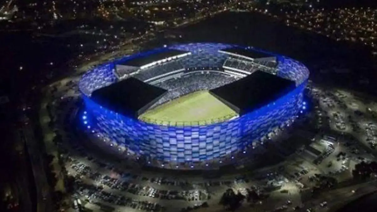 Estadio Cuauhtemoc por la noche