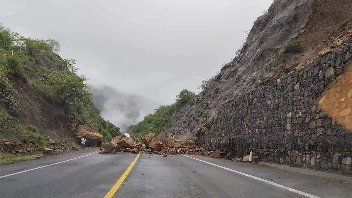 bloqueo en el km 90 de la cuacnopalan oaxaca