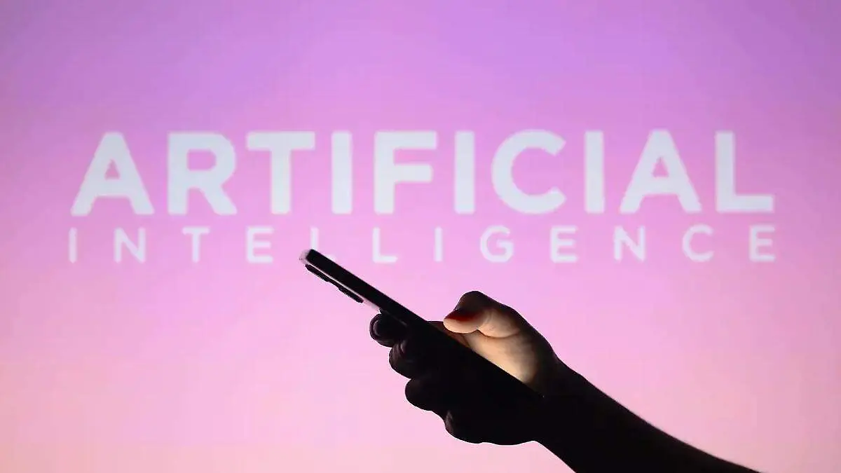 Inteligencia Artificial, mano sostiene un telefono