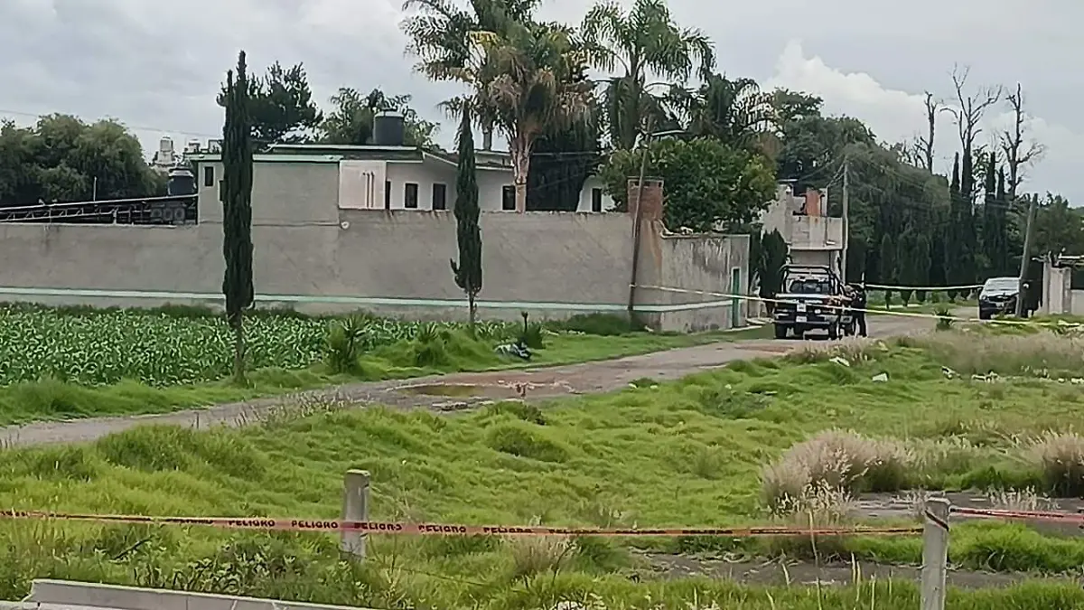 Al lugar acudieron policías municipales, quienes confirmaron el hallazgo de un hombre sin signos vitales