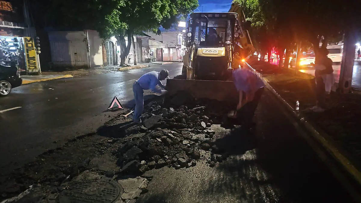 Colapsa drenaje en avenida Lafragua tras lluvias