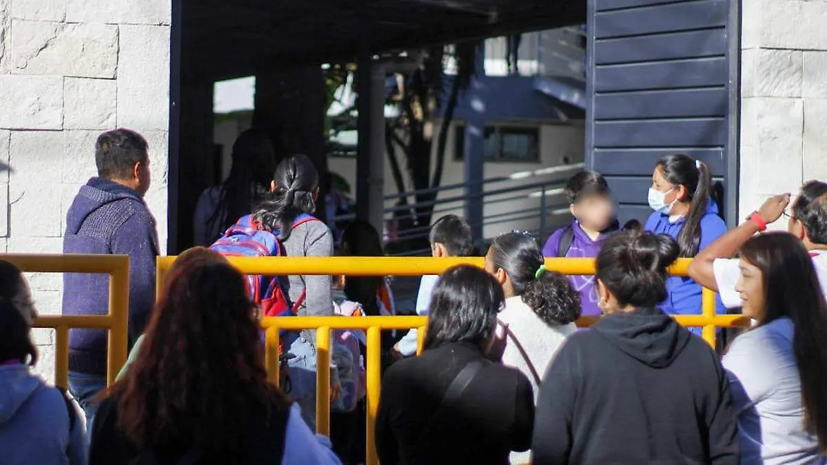 Tras mundial regresan a clases 