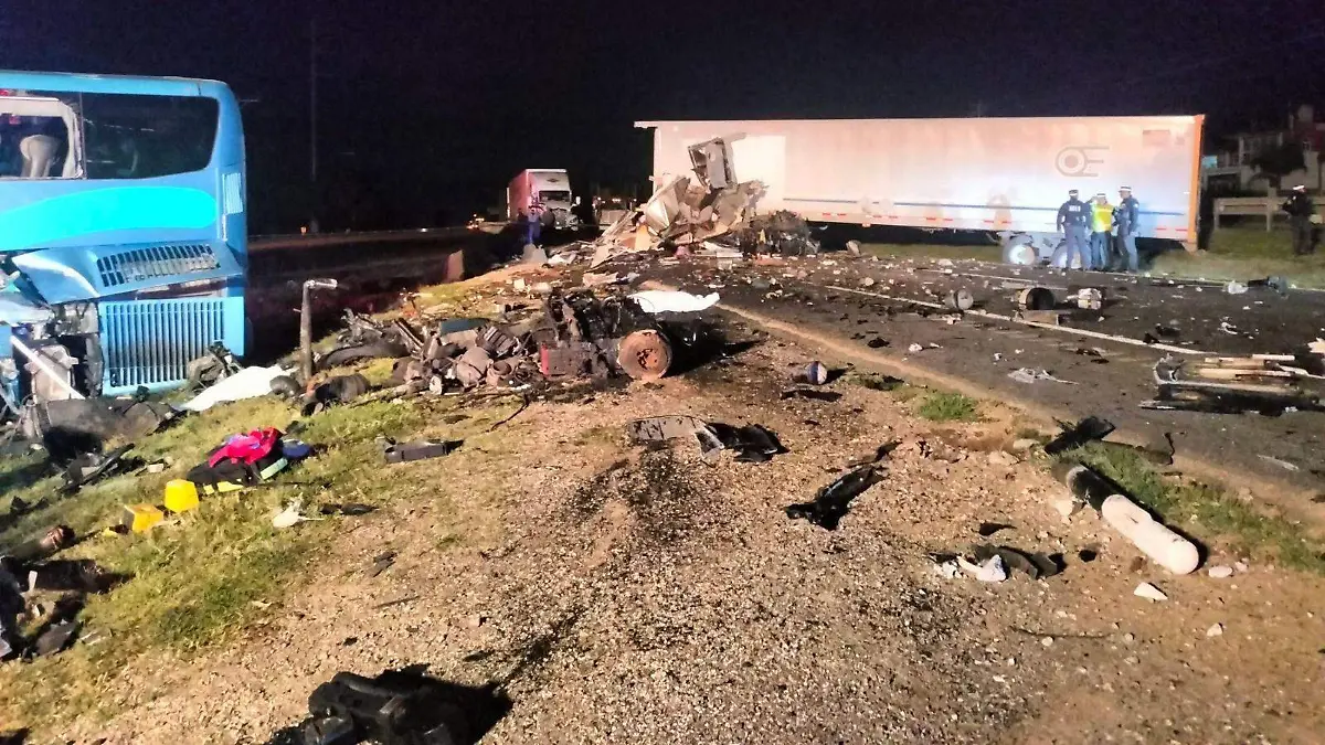 Un autobús que viajaba de Puebla a Monterrey chocó contra un tráiler en la Carretera Federal 57