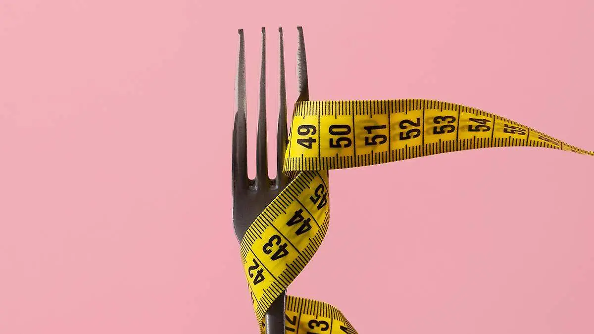 Los trastornos de la conducta alimentaria suelen estar relacionados con una combinación de baja autoestima, perfeccionismo y dificultades para manejar emociones