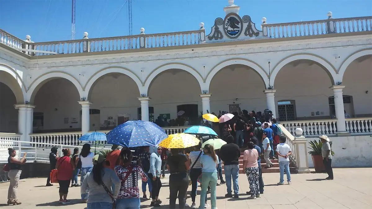 Los ciudadanos señalaron además que durante varios minutos regidores del Ayuntamiento no pudieron ingresar