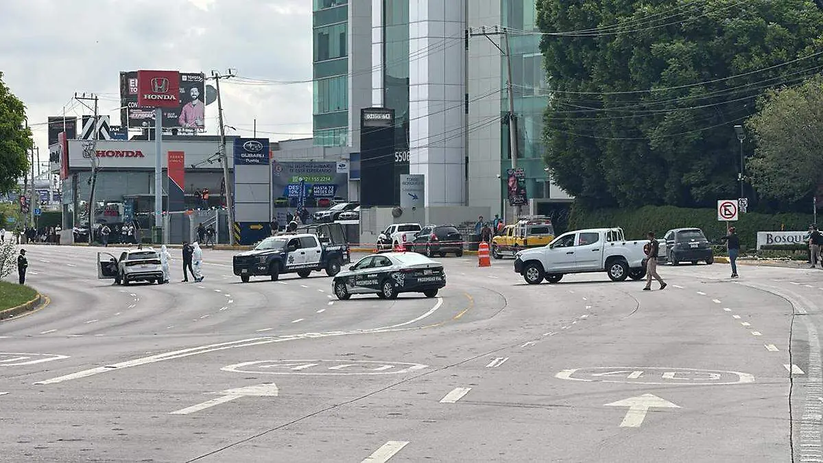 En el sitio había dos automóviles, una camioneta blanca y una amarilla