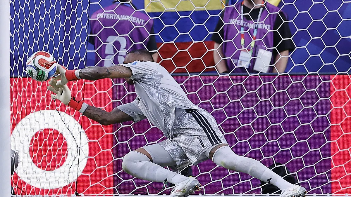 Eloy Room pasa de recibir siete goles a romper un récord mundialista y hacerse viral - El Sol de Puebla