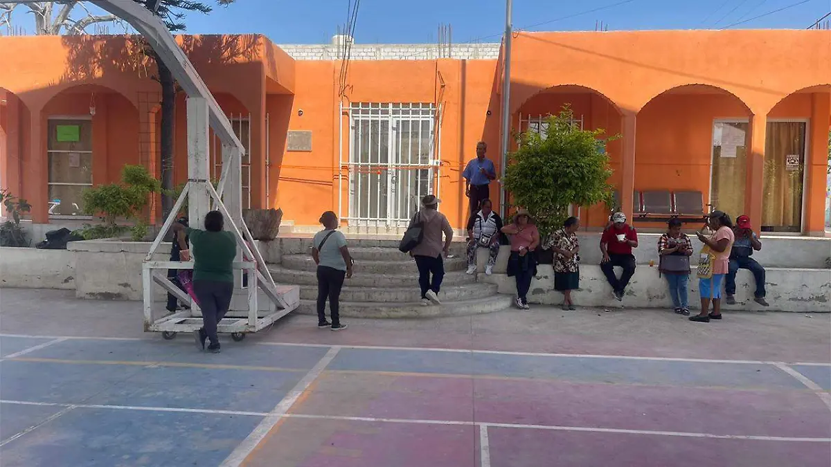 Habitantes se concentraron afuera del inmueble en espera del edil auxiliar