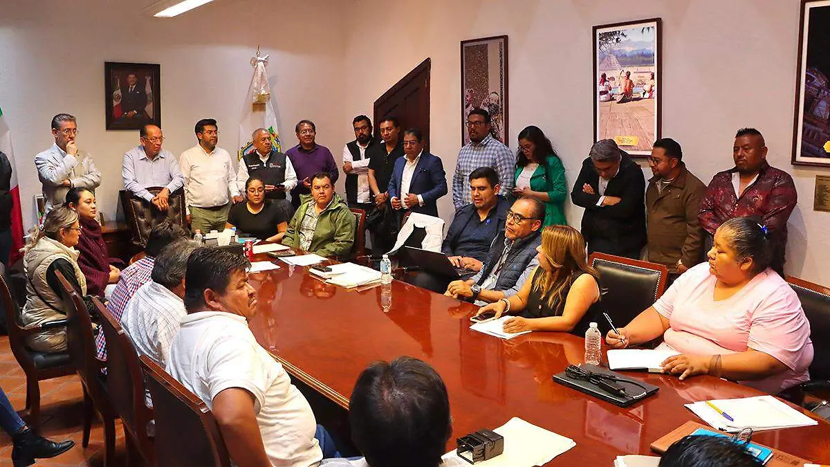 Los vecinos reclaman que el edil se excusa en que la junta auxiliar no cuenta con la capacidad para administrar los fondos que reclama.