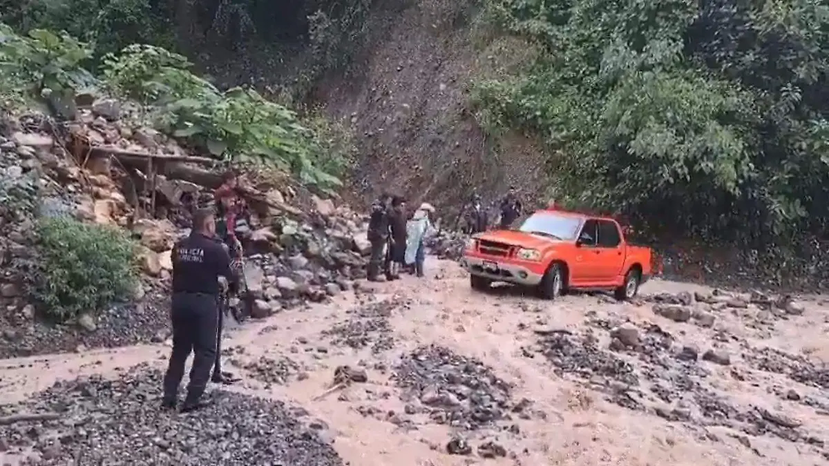 Las lluvias de las últimas horas dejaron afectaciones en la infraestructura vial de Amixtlán, Huaquechula y Tlacuilotepec