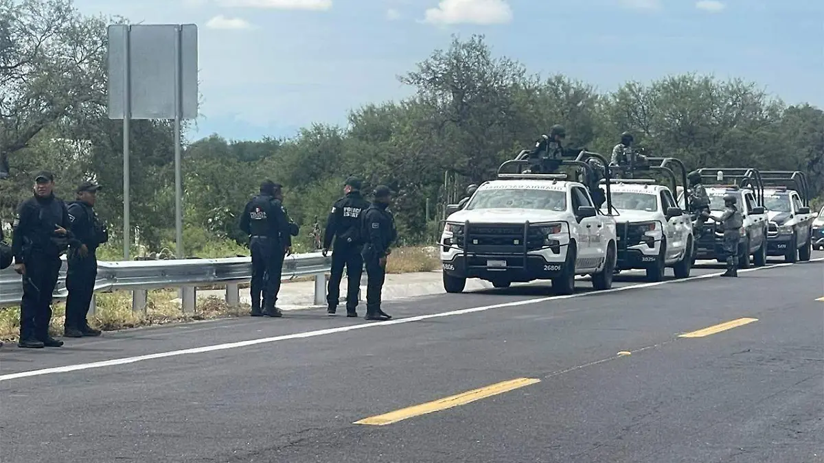 Elementos federales se prepararon con equipo táctico y escudos mientras personal de Capufe se disponía a colocar la estructura