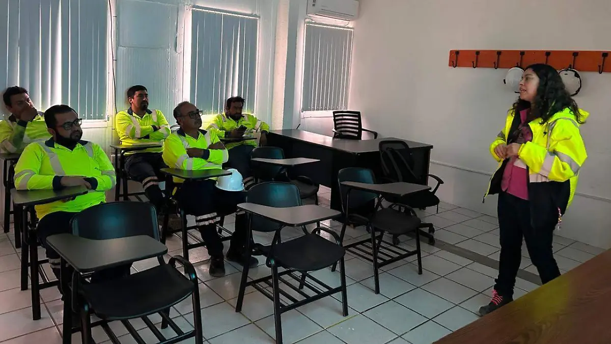 El curso reunió a operadores y mecánicos de la localidad para reforzar la conciencia sobre los riesgos al volante
