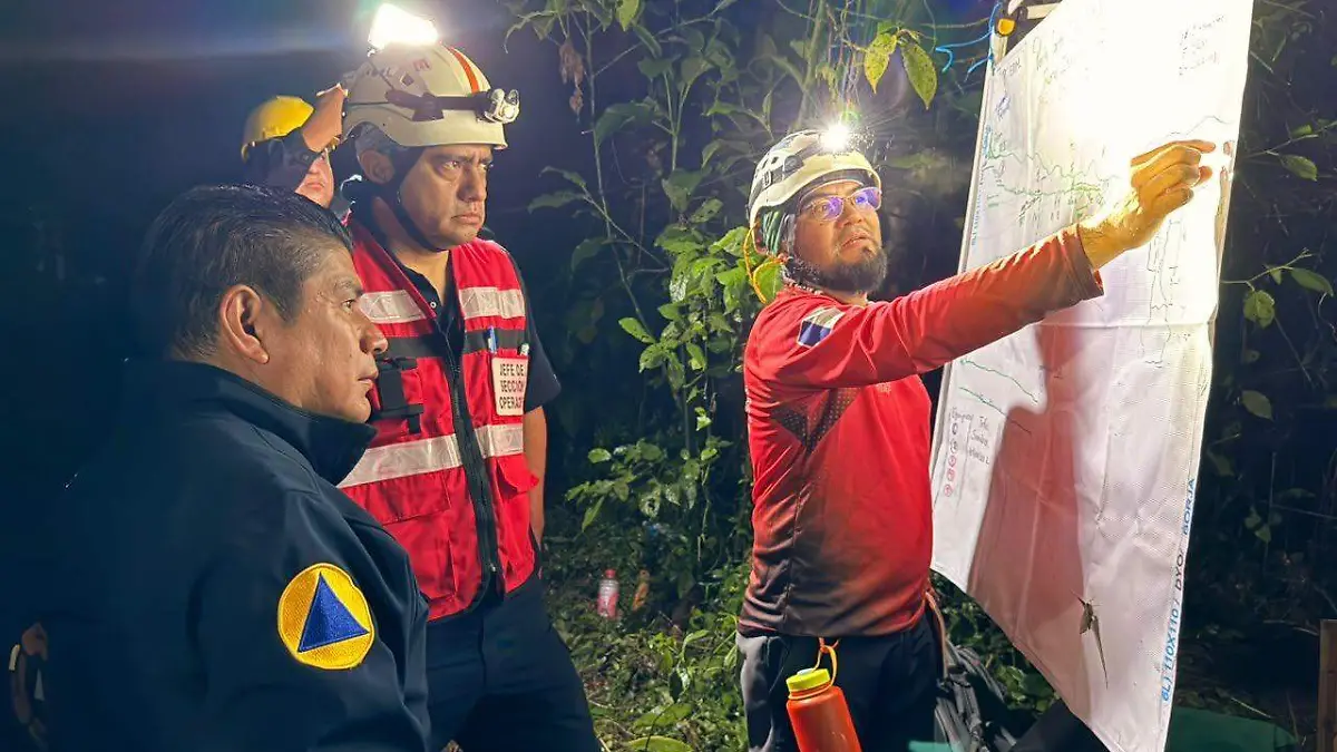 grupo de rescate reinician busqueda en Cuetzalan