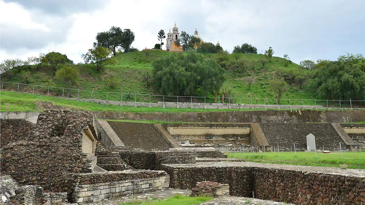 Cholula es famosa por la Gran Pirámide, llamada originalmente como Tlachihualtepetl