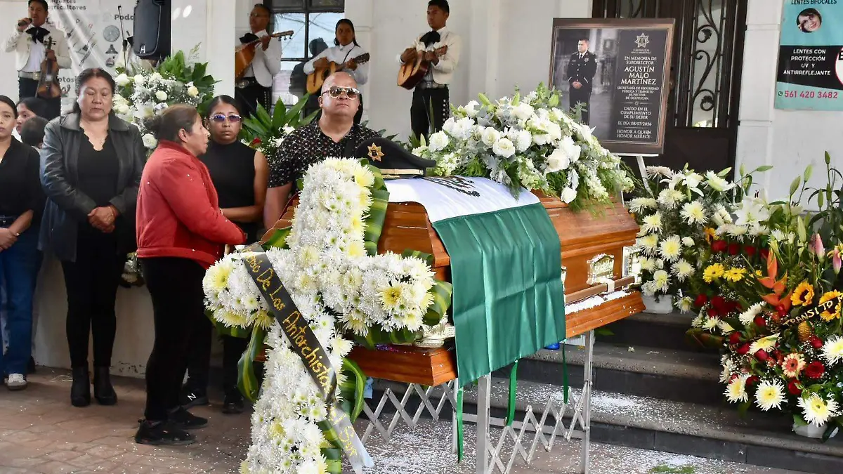 Sus compañeros le despidieron con una guardia de honor, mientras un mariachi interpretaba melodías