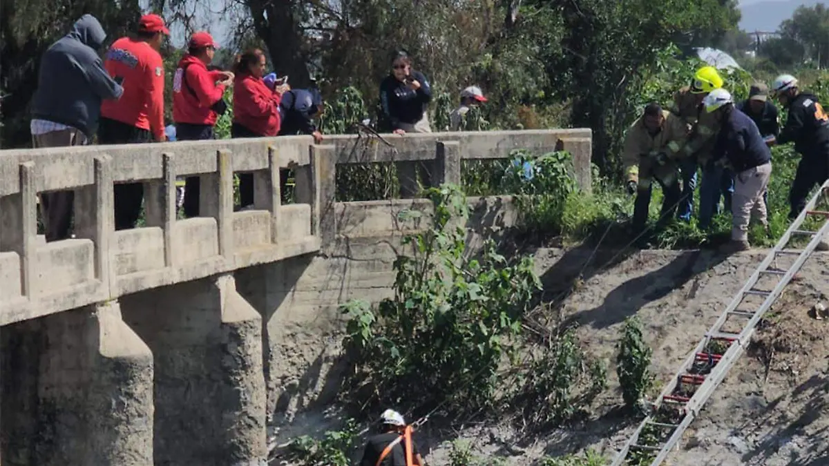 Rescatistas realizaron las maniobras necesarias para recuperar el cuerpo