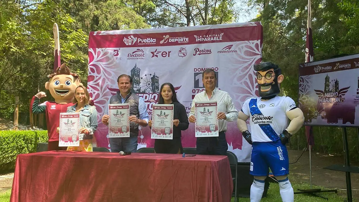 Segundo de izquierda a derecha, Ricardo Zayas Gallardo, titular del Instituto Municipal del Deporte, presentó los detalles de la segunda edición del Medio Maratón