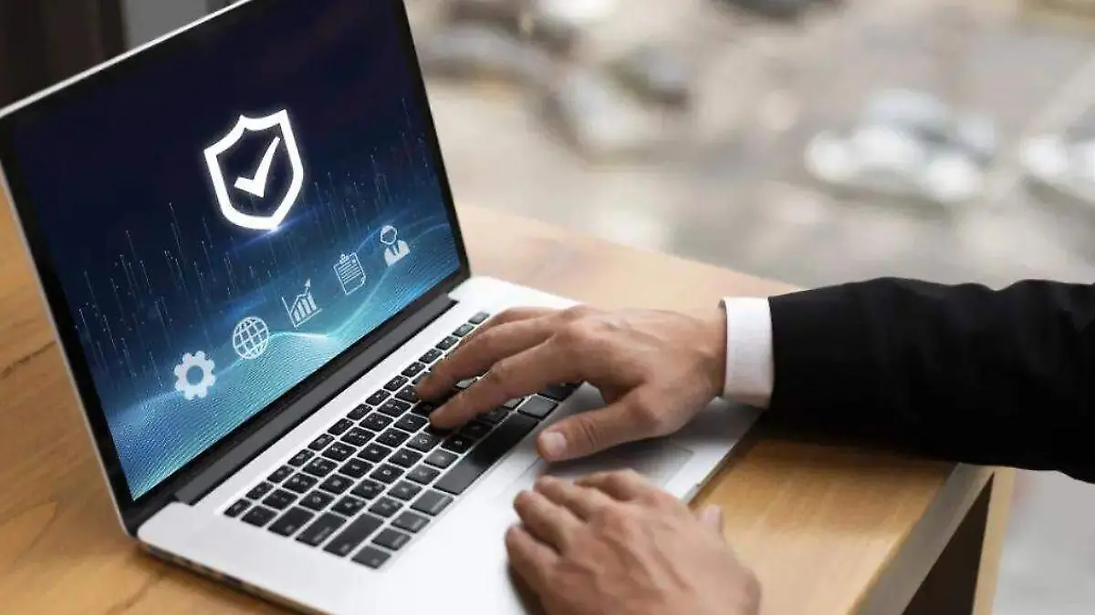 computadora con simbolos de ciberseguridad