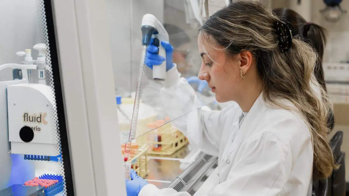 cientifica en prueba de laboratorio