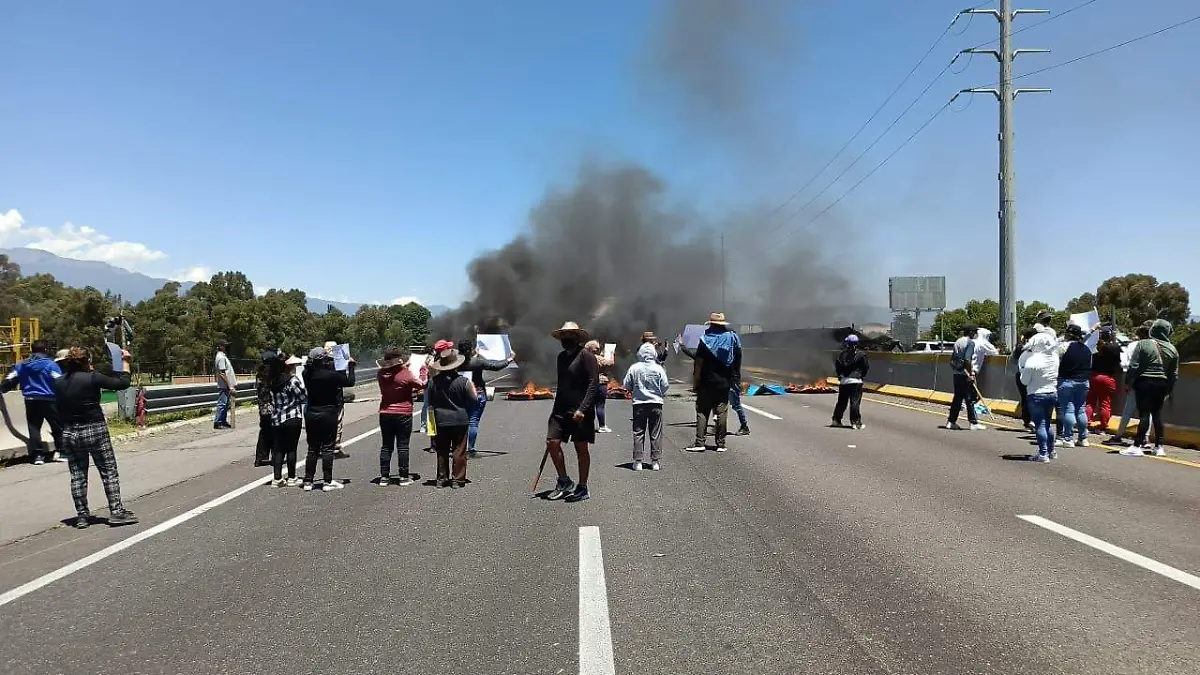 Los manifestantes cerraron la circulación hacia Puebla y prendieron fuego a varias llantas sobre la carpeta asfáltica