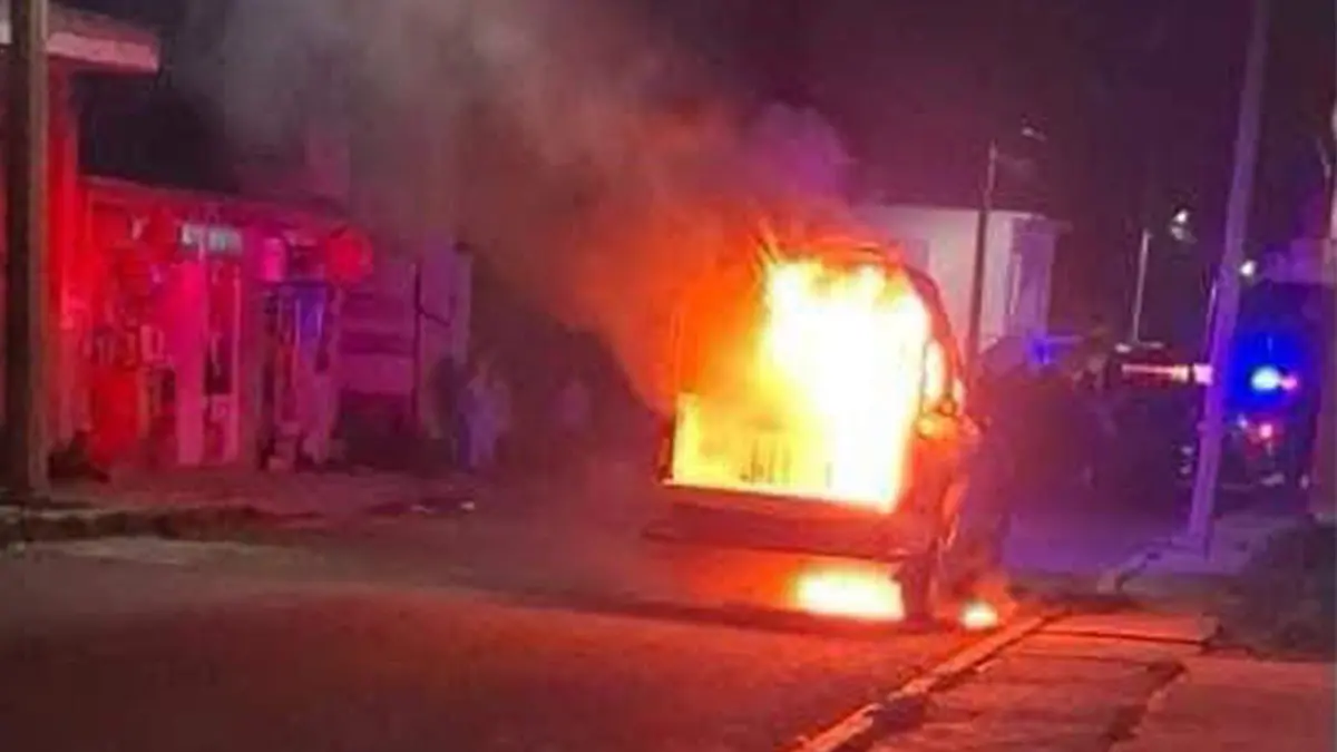 El incendio ocasionó daños materiales, principalmente en la batea y las llantas traseras de la unidad